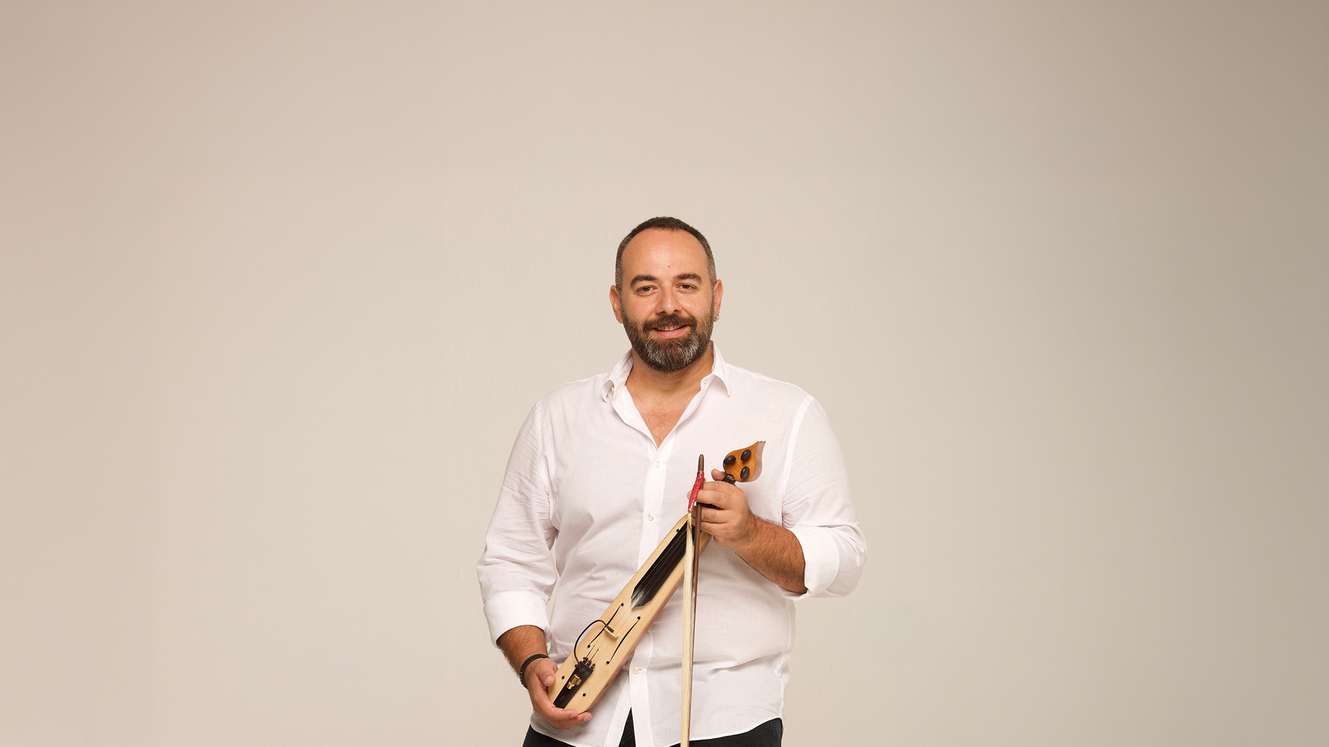 Selim Bölükbaşı, kemençe ve yayı elinde — portre